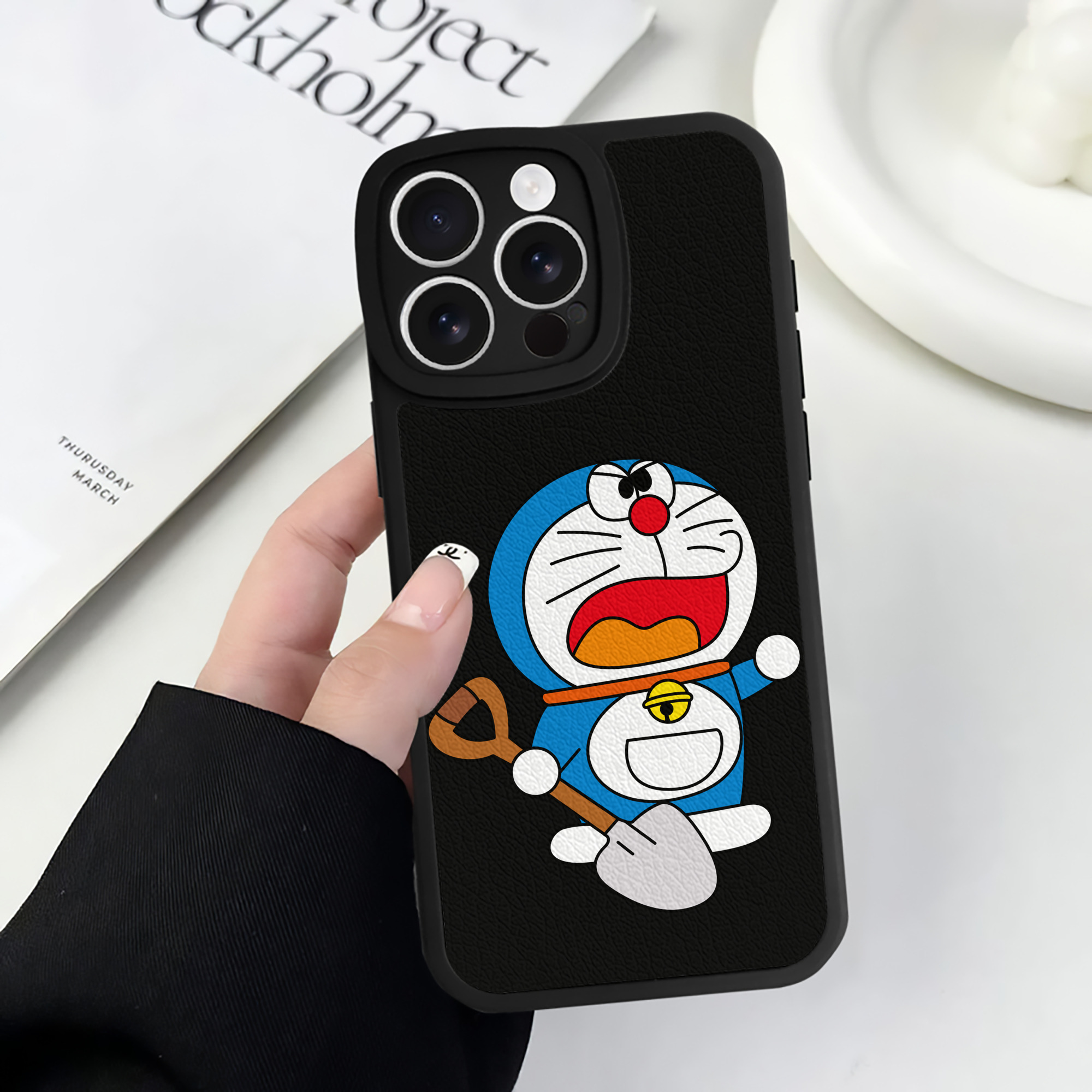 （画像用） ドラえもん Doraemon 【iPhone 16シリーズ対応】シリコンスマホケース（レザー調） 材質：シリコン